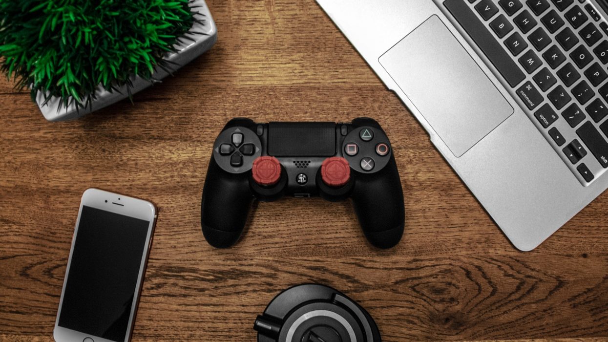 silver-macbook-beside-black-sony-ps4-dualshock-4-silver-682933